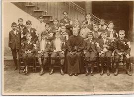 Agustín Blessing con un grupo de niños