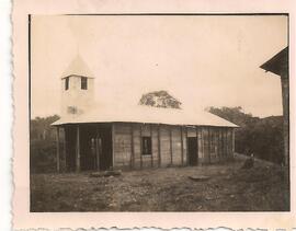 Iglesia o capilla de madera en construcción