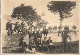 Hombres en las afueras del antiguo templo de San Isidro de Coronado