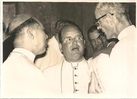 Román Arrieta Villalobos con dos sacerdotes