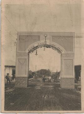 Arco triunfal en la calle del Cementerio (I Congreso Eucarístico Nacional)