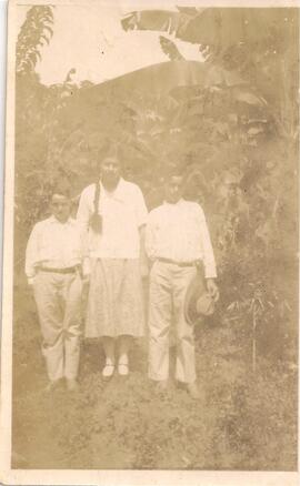 Mujer y dos niños